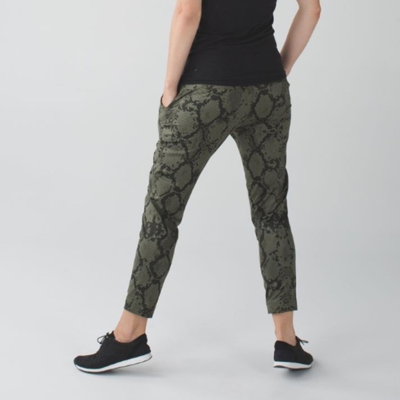Lululemon Jet Crop Slim Luxtreme – Ziggy Snake (Green/black) Size 8 - Picture 2 of 5
